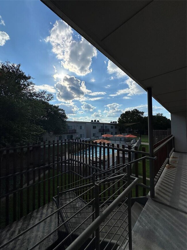 Building Photo - 2200 Dickson Dr