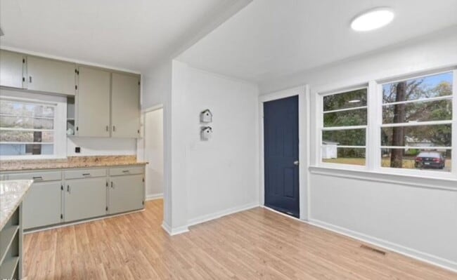 Building Photo - Three Bedroom Home!