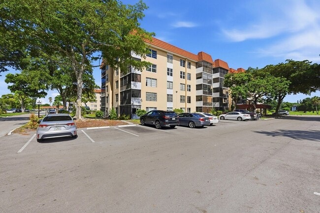 Building Photo - 4158 Inverrary Dr