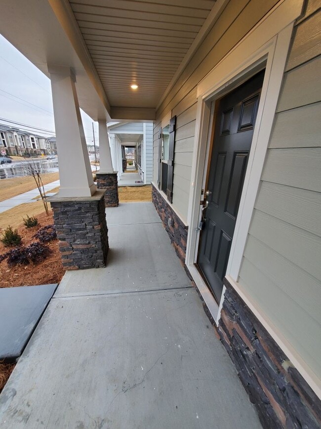 Building Photo - Beautiful Home in Huntersville