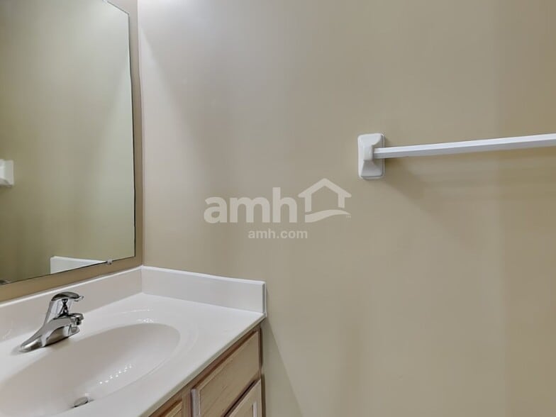 Building Photo - 684 Linden Creek