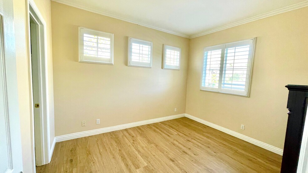 Building Photo - 40 Mesquite