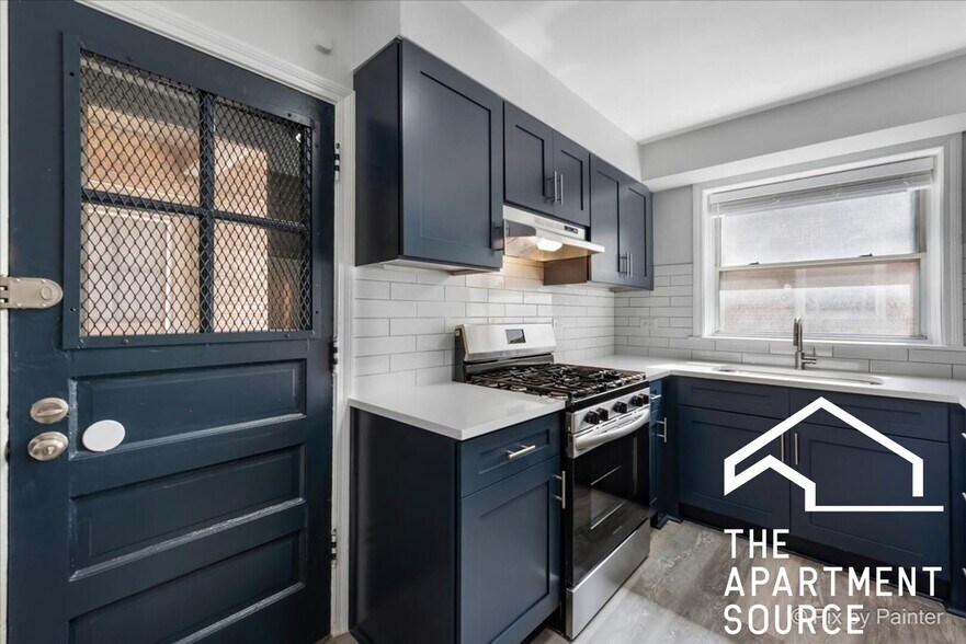 Building Photo - 2715 W Berwyn Ave