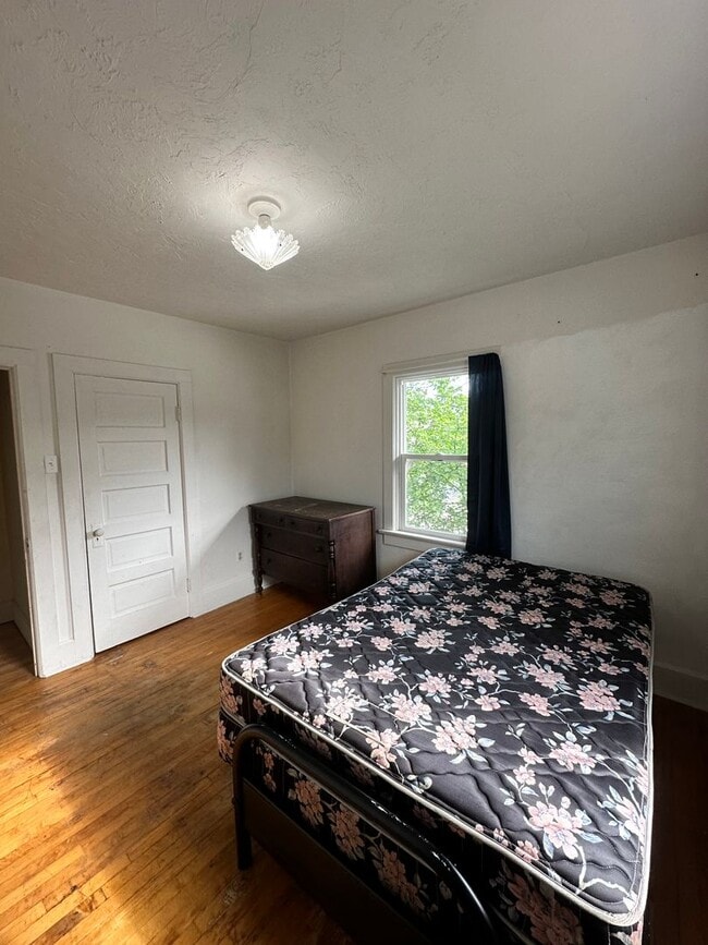 Building Photo - 4 Bed Room 2 Bath Big Yard