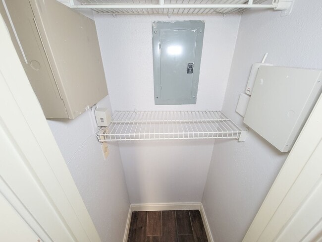 Building Photo - Medical Center Living at Its Best – Poolsi...
