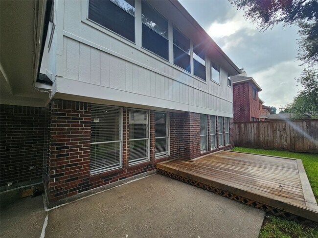 Building Photo - 15015 Dawnbrook Dr