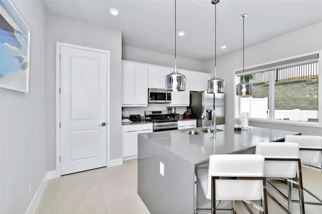 Building Photo - 7740 Sandy Ridge Dr