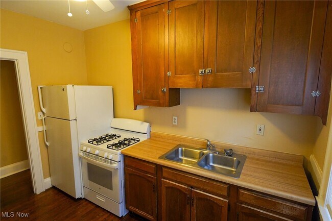 Building Photo - 1365 Phelps Ave