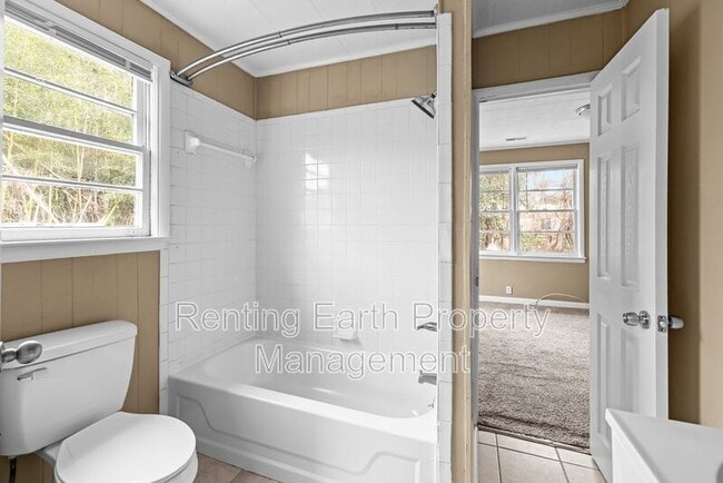 Building Photo - 942 Hillcrest Ave