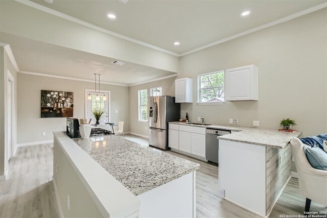 Building Photo - 517 Hicks Ave