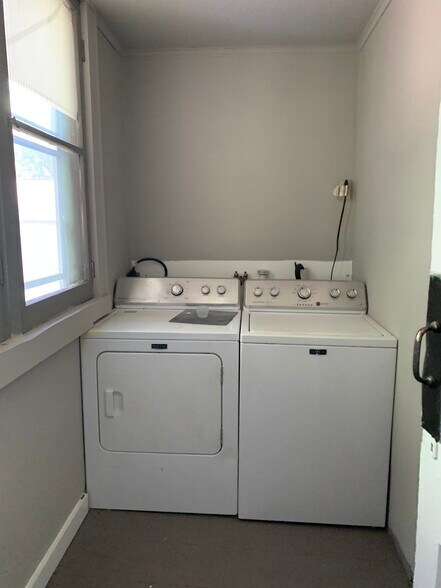 Building Photo - 17 Bleecker Pl