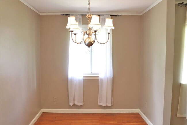 Building Photo - Irresistible 3-bedroom will leave you deli...