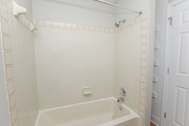 Building Photo - Charming Townhouse in Virginia Beach