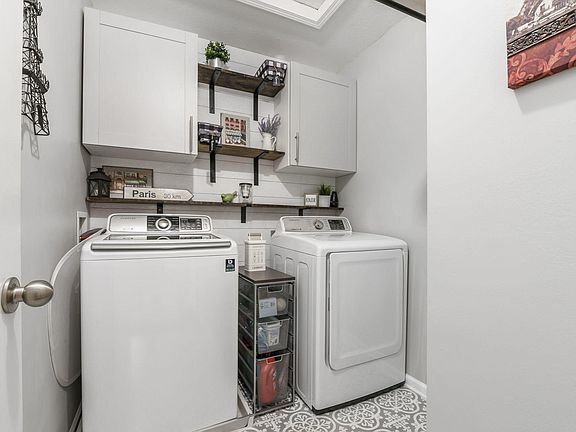 Laudry Room - 657 Grove Cir