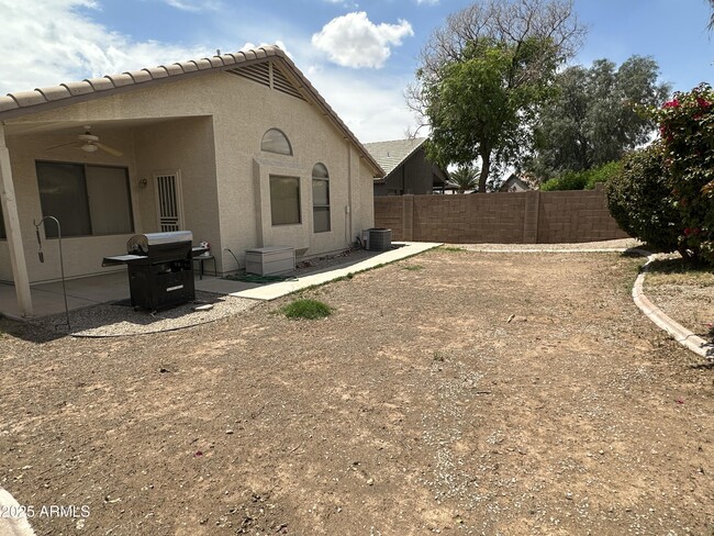 Building Photo - 15974 W Diamond St