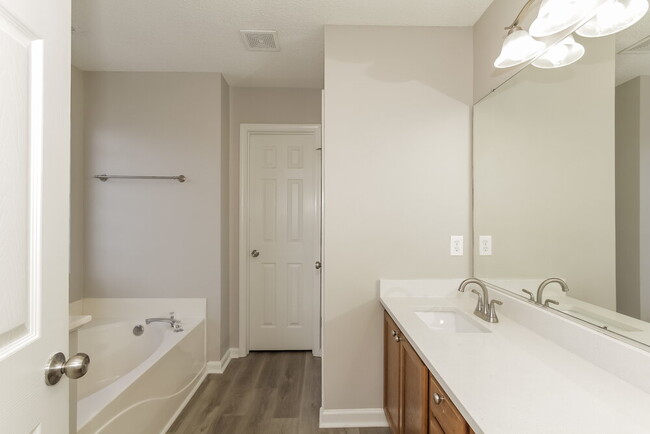 Building Photo - 707 Almora Dr