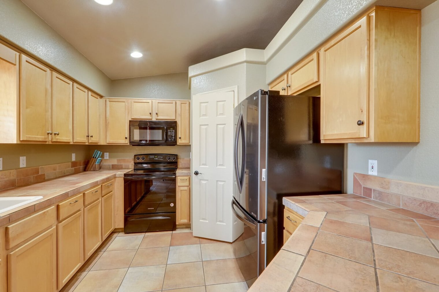 Building Photo - 2598 Rainbow Ave N