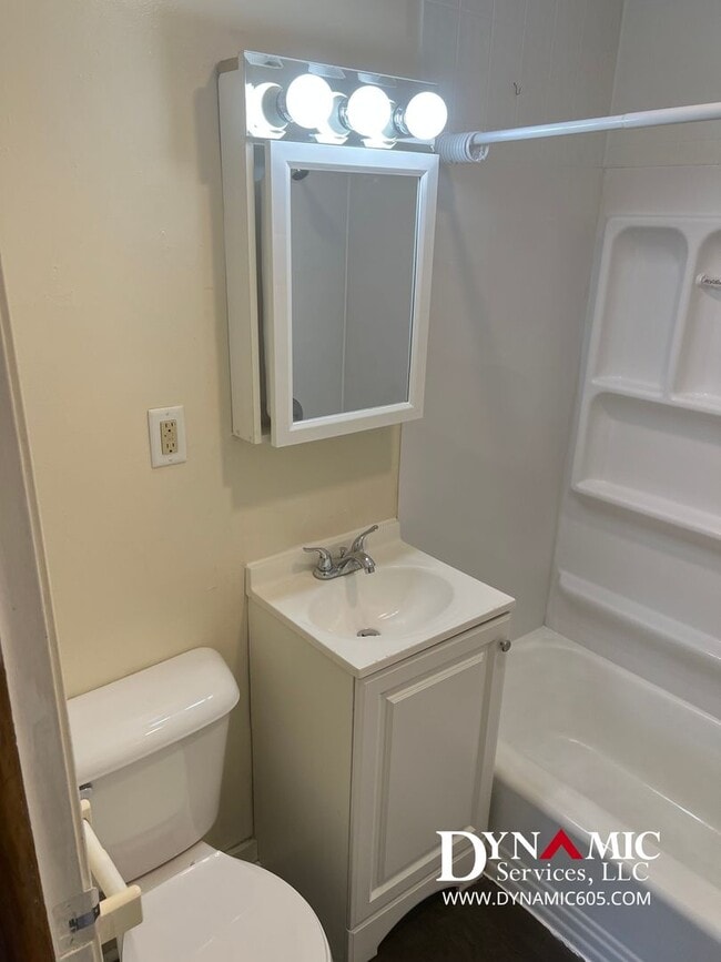 Building Photo - Upper Level 1 Bedroom, 1 Bathroom Apartmen...