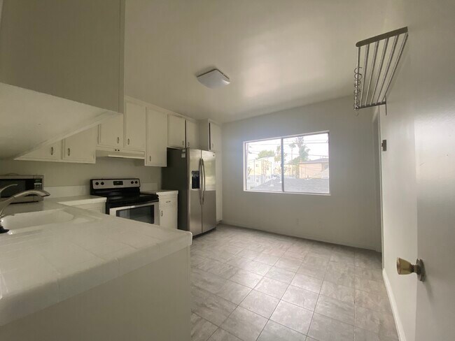 kitchen - 1547 Stanford St