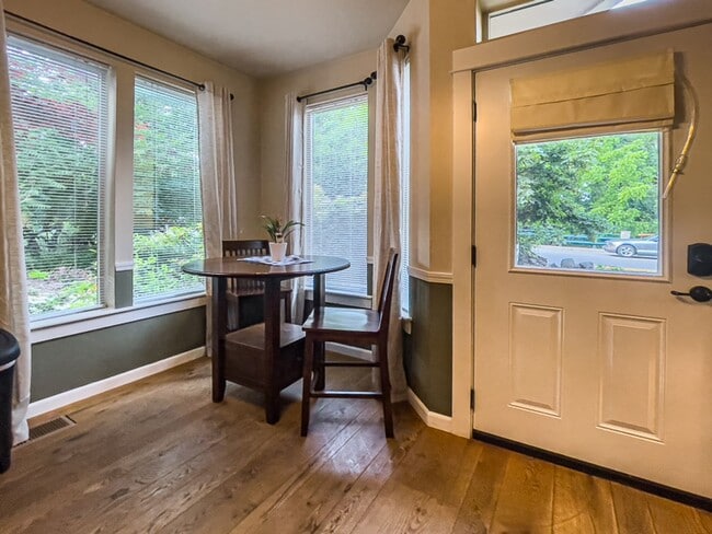 Building Photo - Jackson Creek Suite: Fully Furnished Charming Condo Nestled in Near a Creek $300