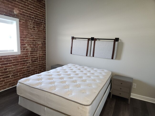 Building Photo - 2 bed 1 bath Furnished Apt in Downtown Bla...