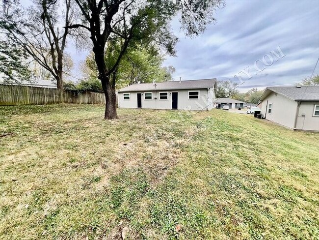 Building Photo - Like New 2 Bed 1 Bath Duplex in Grandview-Available NOW!!