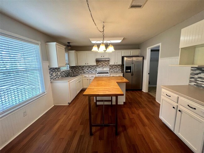 Building Photo - 1466 David Curry Dr