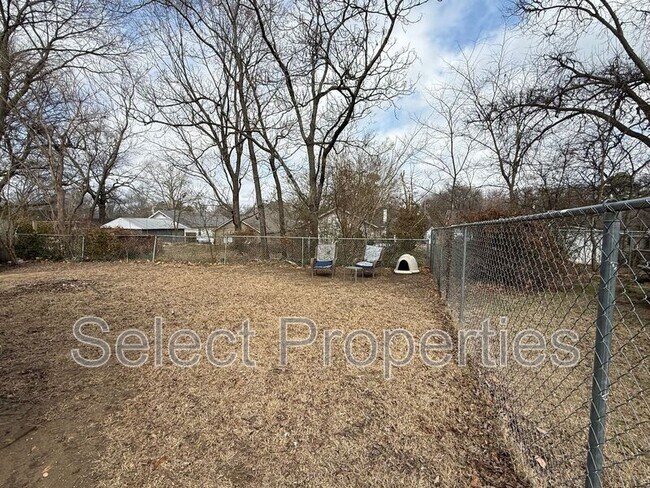 Building Photo - 636 W Oak Ave