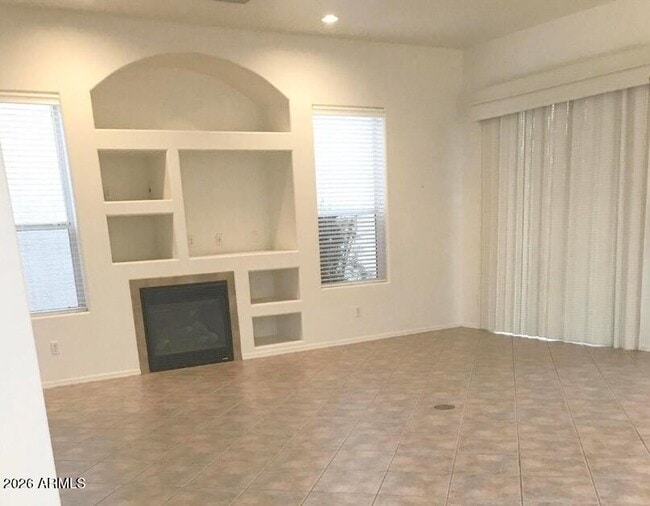 Building Photo - 890 S Golf View Dr