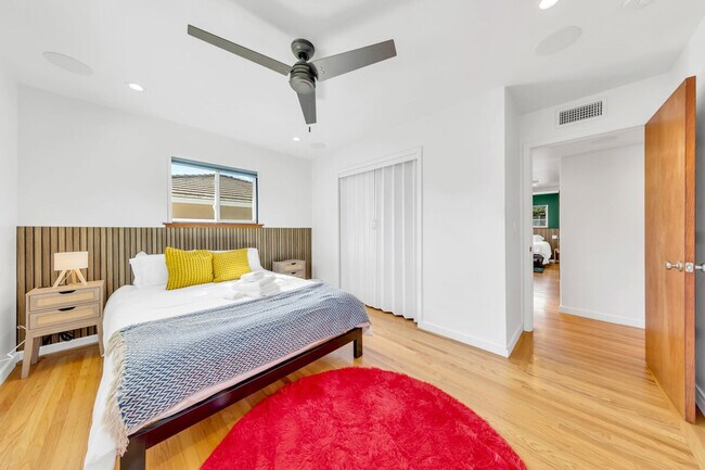 Building Photo - 6836 S Land Park Dr