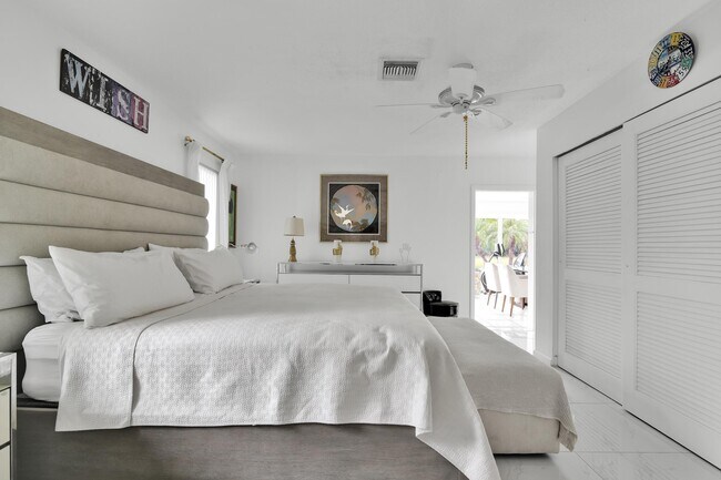Building Photo - 450 French Royale Cir