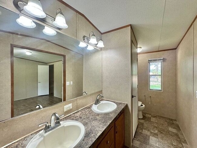 Building Photo - Tour Today! 2 Bed 2 Bath in East Tyler!