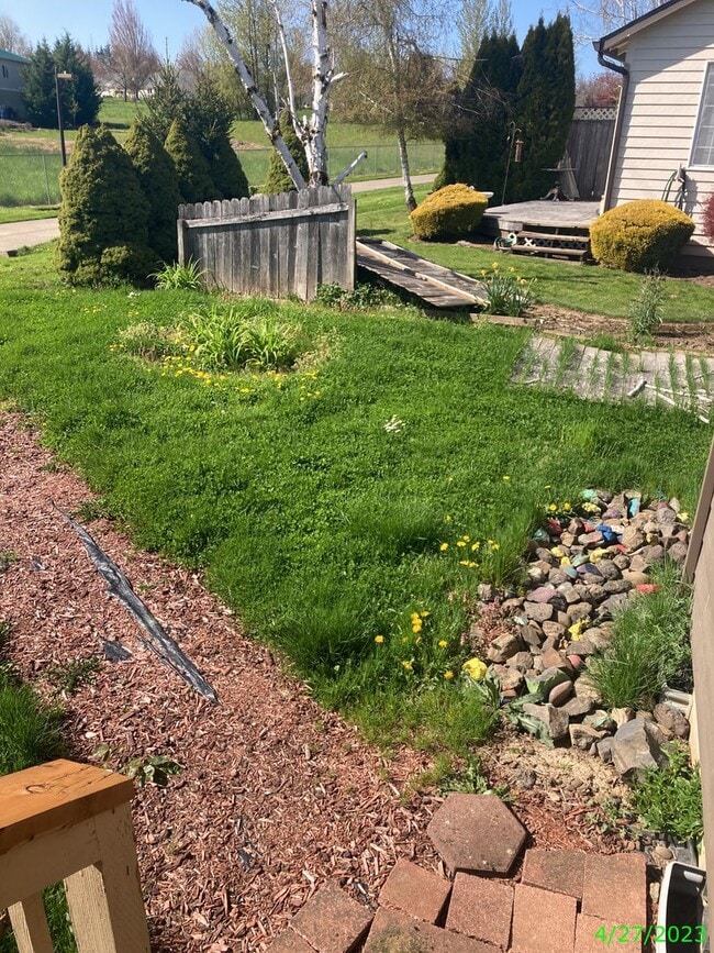 Building Photo - 565 NW Meadows Dr