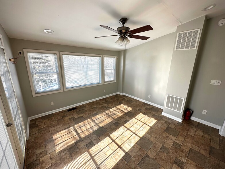 Sunlit bonus room with private entrance, well suited for additional sleeping area, office - 5 Greenwich Dr