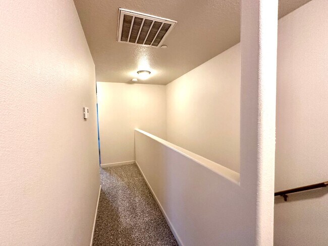 Building Photo - Beautiful 3 Bd 2.5 Ba Town Home by Vancouver Mall