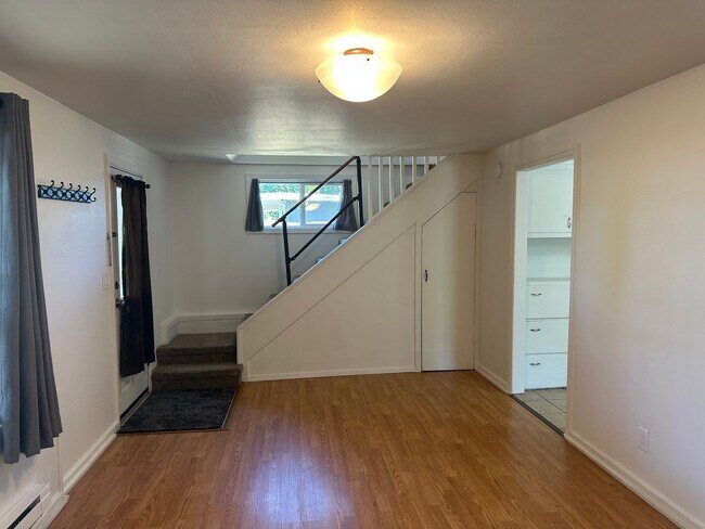 Building Photo - Updated 4 bedroom 2 bath house in Eugene!