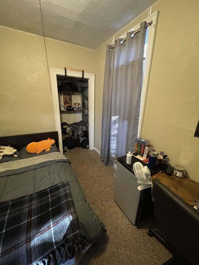 Building Photo - FREE OF SECURITY DEPOSITS 3 Bed 1 Bath clo...