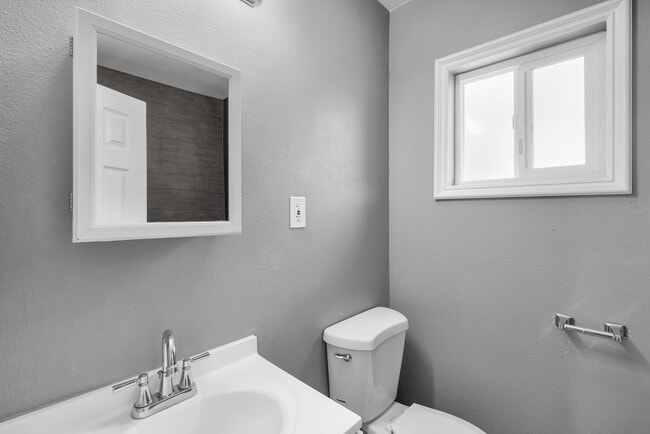 Building Photo - 1119 N Mayfield Ave