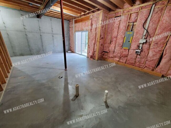 Building Photo - Beautiful and Spacious Olathe Townhome-Available in APRIL!!!