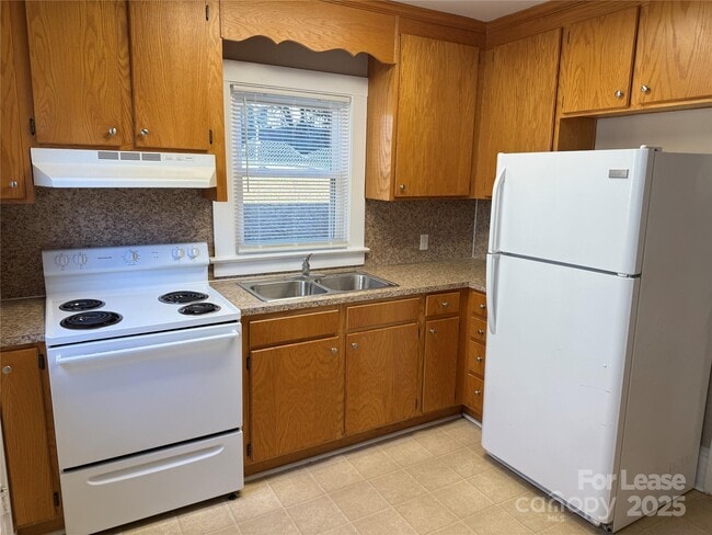 Building Photo - 445 Reynolda Dr