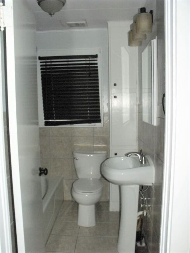 Building Photo - THIS COULD BE YOUR NEW HOME, BUSINESS, OR BOTH!