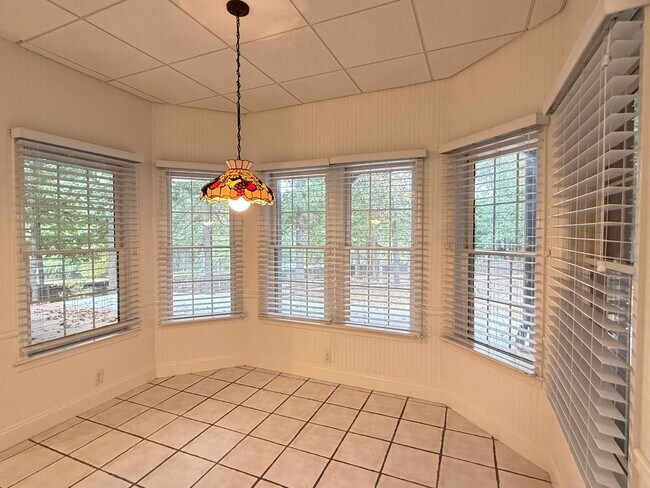 Building Photo - This beautiful brick home is located in Villa Rica and includes 6 bedrooms and 4.5 bath!