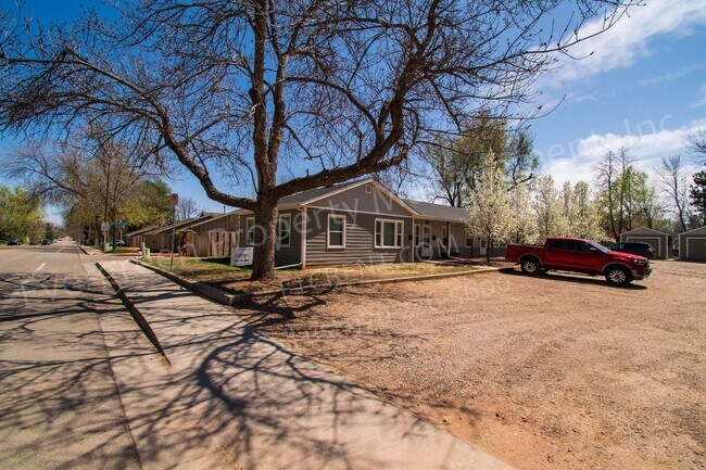 Building Photo - 207 E Stuart St