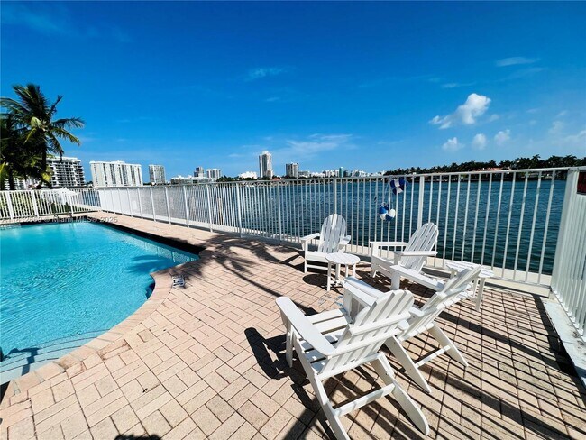 Building Photo - 946 Bay Dr