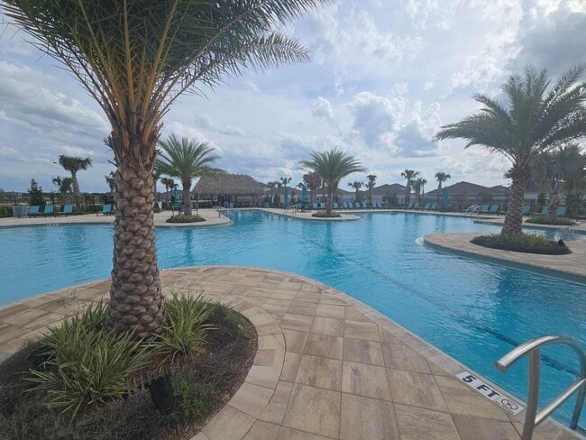 Building Photo - 3 bed 2 bath home fully furnished