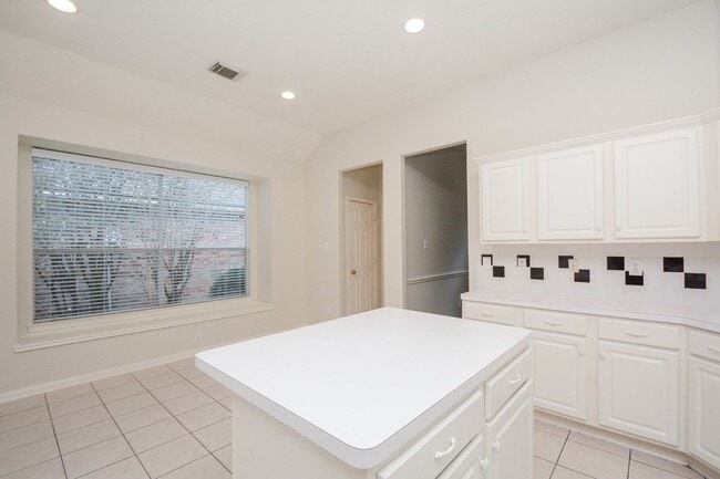 Building Photo - 918 Tennyson Dr