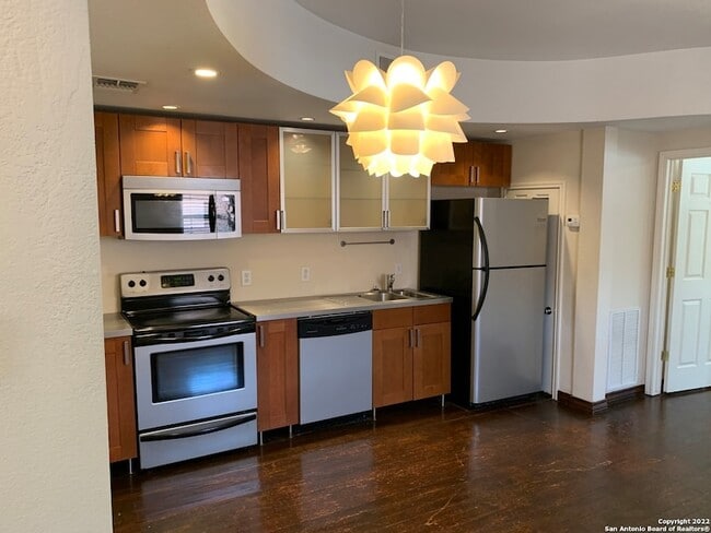 Building Photo - 810 E Ashby Pl