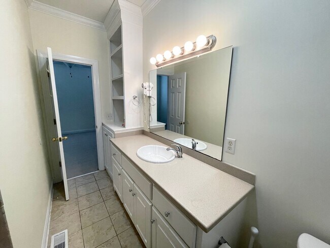 Building Photo - Nice Home located in Rosewood area and clo...