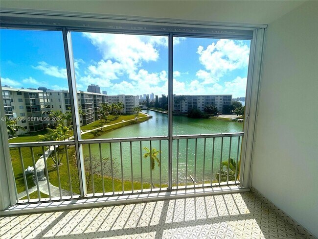 Building Photo - 2851 Leonard Dr