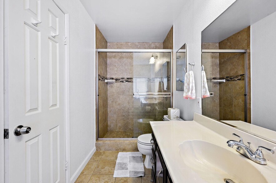 hall bathroom - 77949 Calypso Rd
